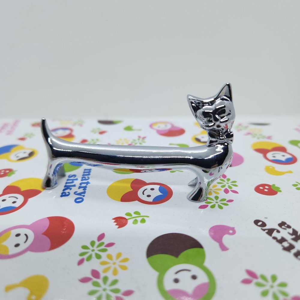 Two small animal ring holder together